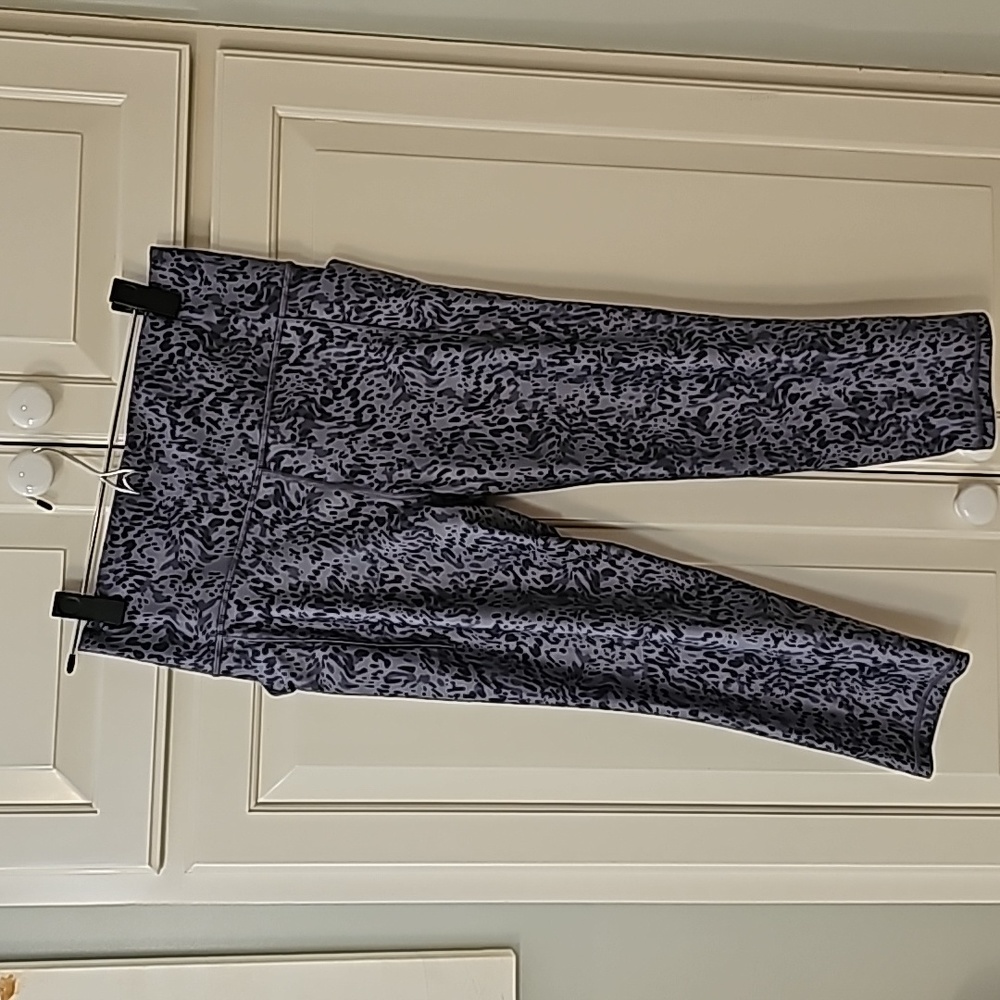 Athleta capri leggings with pockets.